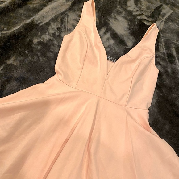 Beautiful “low-cut flared dress” - Picture 2 of 5